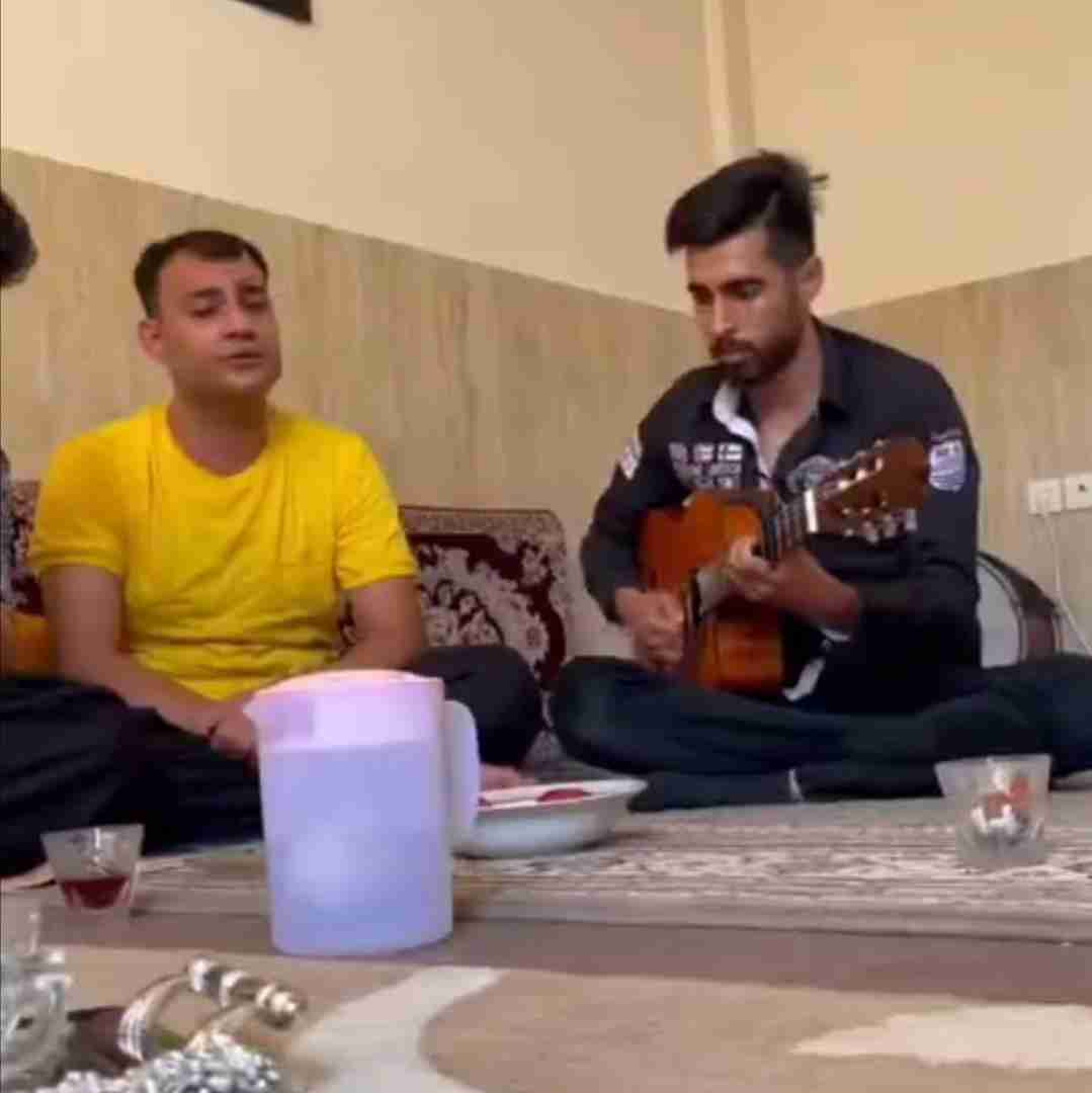  روح الله کرمی بر سر مزار وحید مرادی