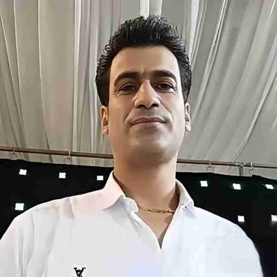 مسلم فتاحی هی میگم موهاتو جلوم نباف که من دیوونه میشم