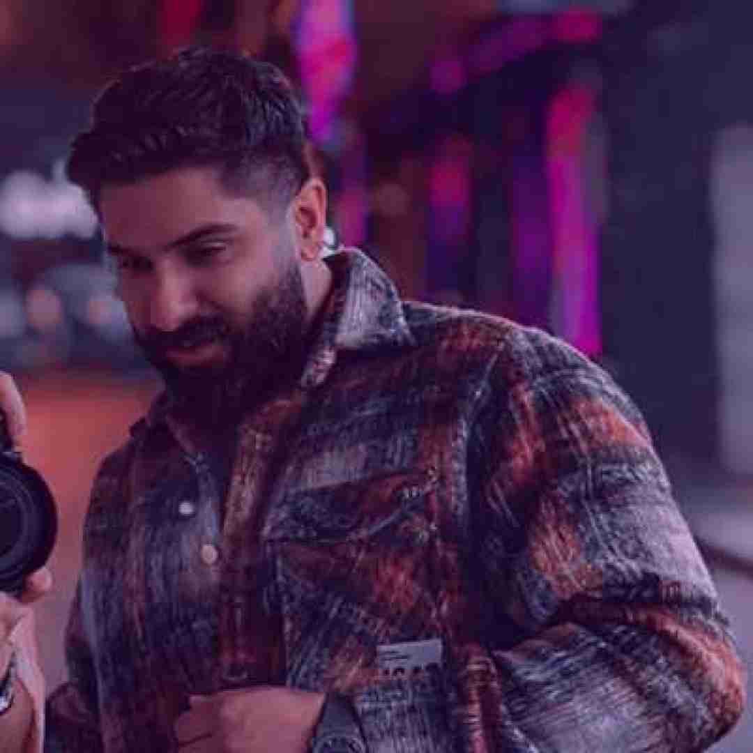 مجید احمدی بشنوستمه تی دست حلقه نشونه